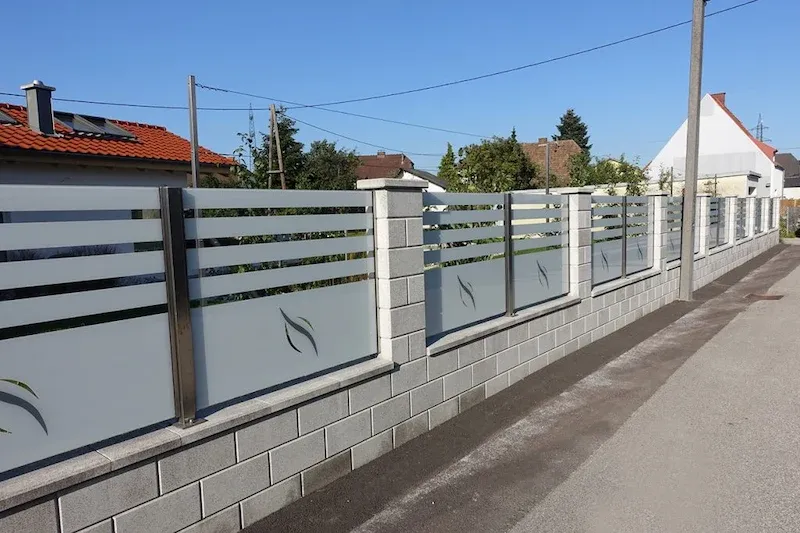 Hàng rào inox kết hợp kính cường lực