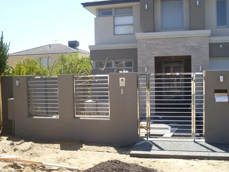 Mẫu hàng rào inox đẹp kết hợp với bê tông