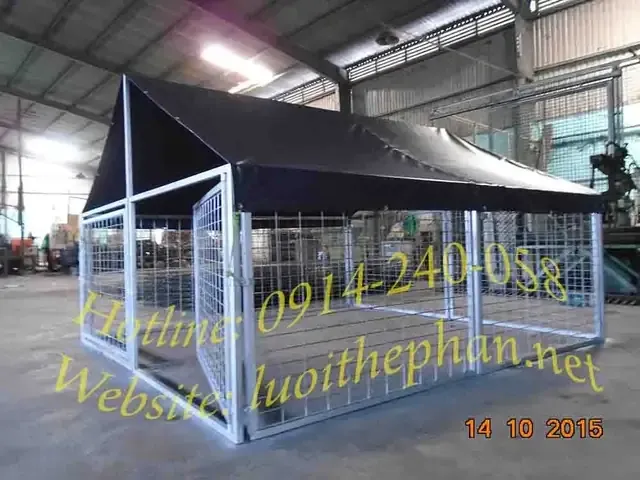 Một mẫu hàng rào sắt cho chó ngoài trời với thiết kế hiện đại