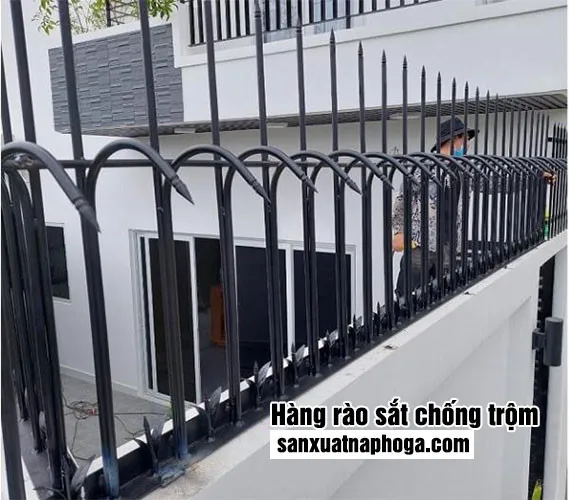 Hàng rào sắt chống trộm với các thanh dọc và ngang