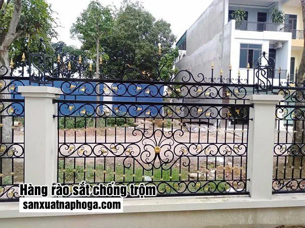 Hàng rào sắt chống trộm với chông sắc nhọn ở trên