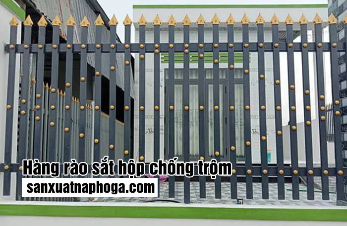 Hàng rào sắt hộp chống trộm, kết cấu vững chắc hiện đại