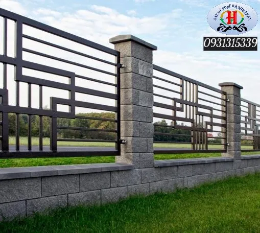 Nghệ nhân Hà Sơn Phát thi công tỉ mỉ