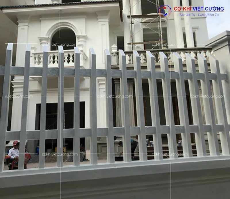 Hàng rào thép hộp đơn giản