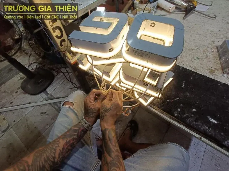 Hình ảnh xưởng gia công chữ inox hiện đại tại Hà Nội