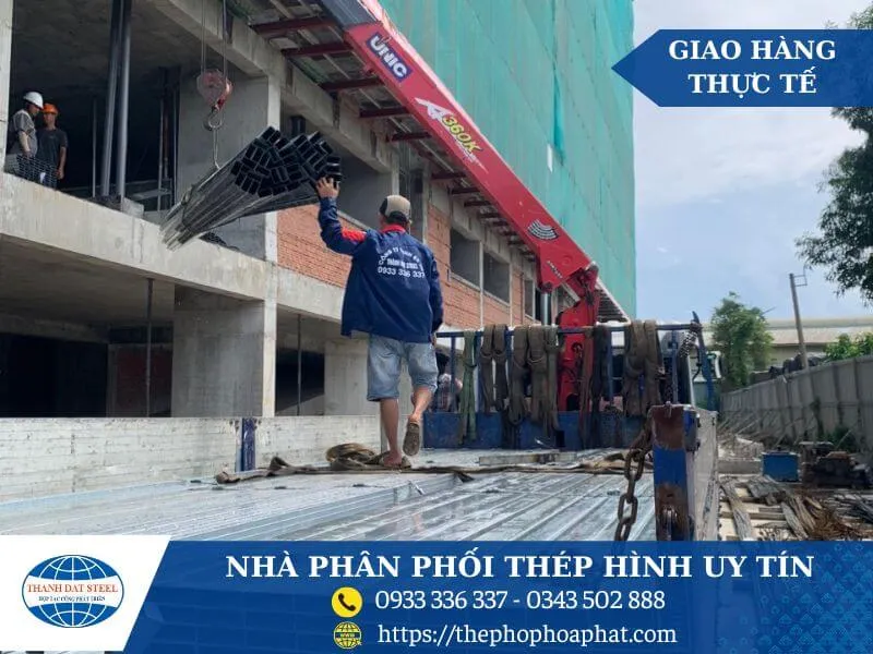 Giao thép hộp 75x75 mạ kẽm thực tế tại công trình xây dựng