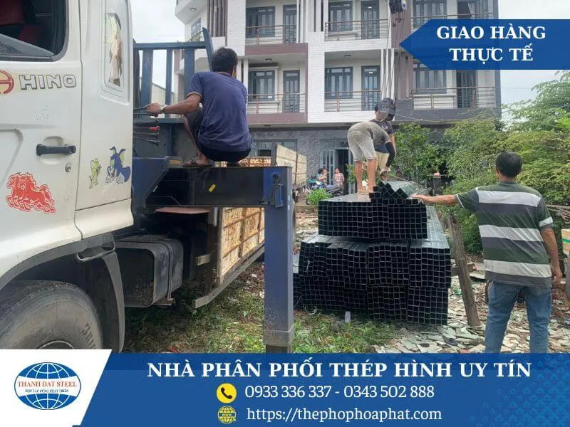 Xe tải vận chuyển thép hộp 75x75 mạ kẽm đến dự án khách hàng