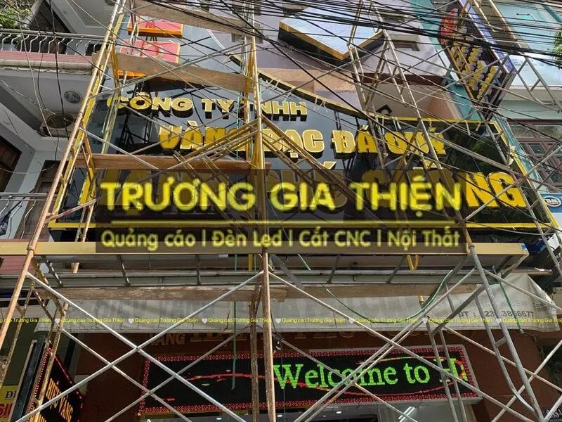 Quy trình lắp đặt chữ inox ngoài trời an toàn và chuyên nghiệp