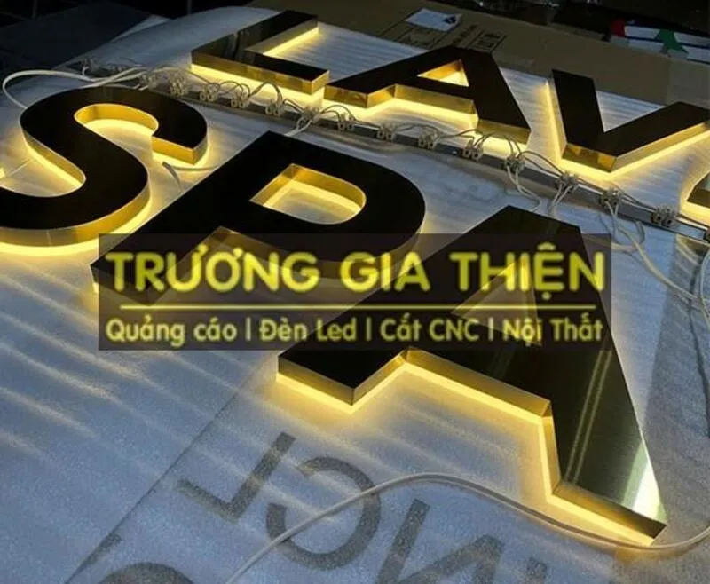 Chữ inox trắng xước kết hợp LED hắt sáng tạo điểm nhấn cho spa