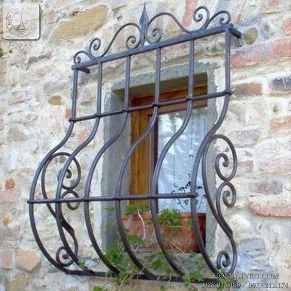 Khung cửa sổ sử dụng sắt đặc chắc chắn và an toàn