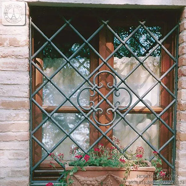 Khung sắt đan chéo hình caro bảo vệ