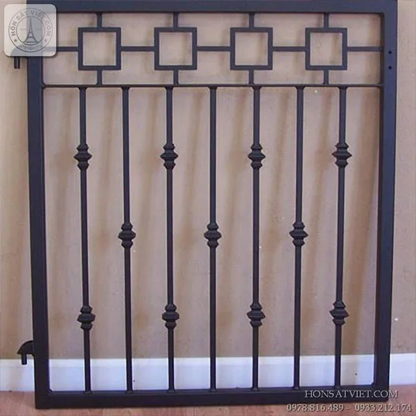 Khung sắt cửa sổ đơn giản với thiết kế trang nhã