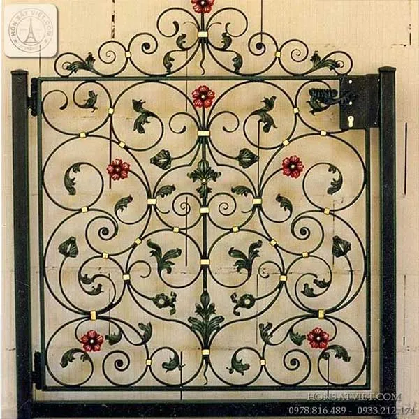 Không gian sống thêm phần sinh động với hoa cửa sổ sắt