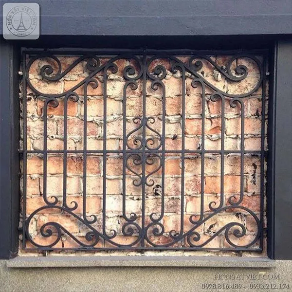 Hoa cửa sổ bằng sắt màu đen mang đậm nét cổ điển
