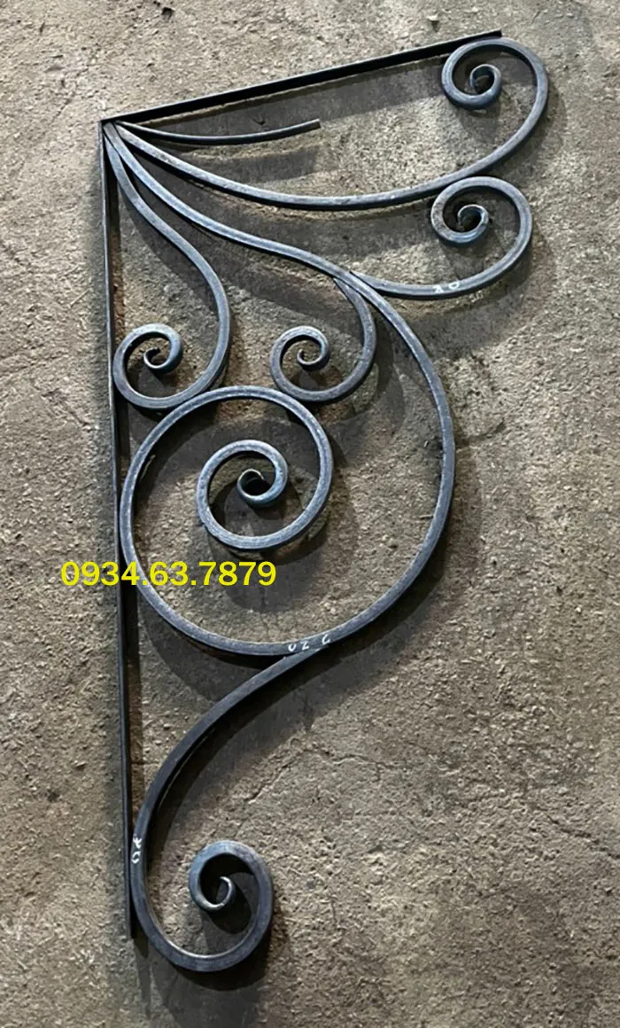 Hoa sắt nghệ thuật làm khung bảo vệ