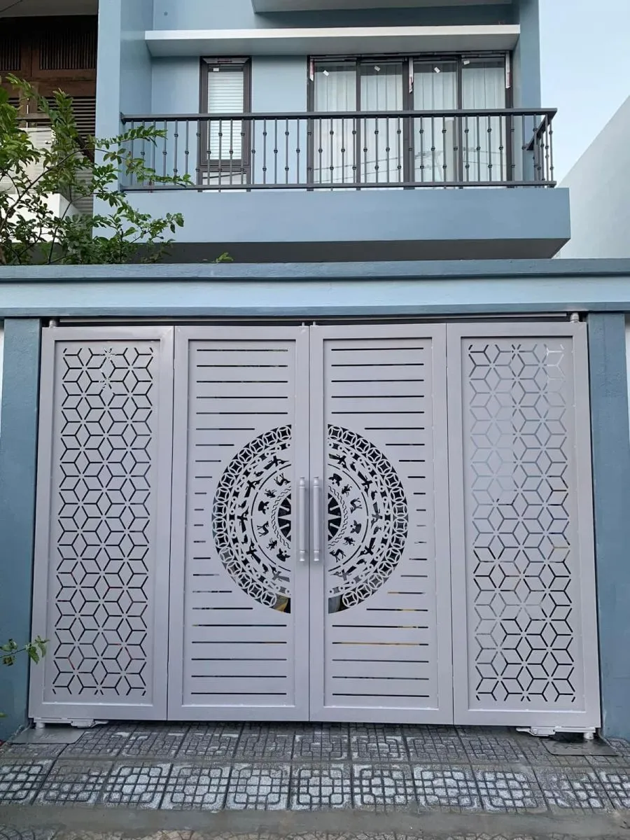 Họa tiết trống đồng trên cổng sắt 4 cánh