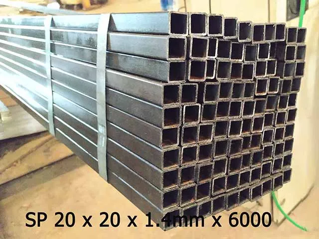 Cận cảnh thép hộp đen 20x20 với lớp bề mặt đặc trưng