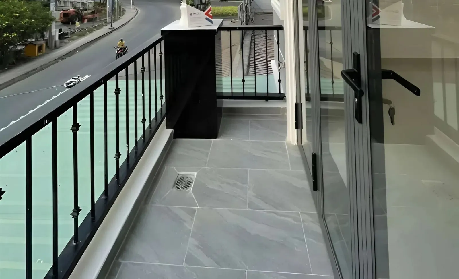 Bảo dưỡng lan can sắt sân thượng giúp kéo dài tuổi thọ