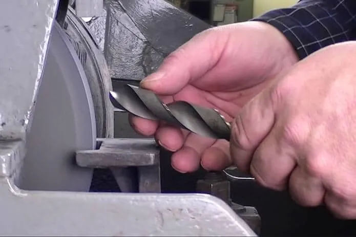 cách cầm mũi khoan để mài