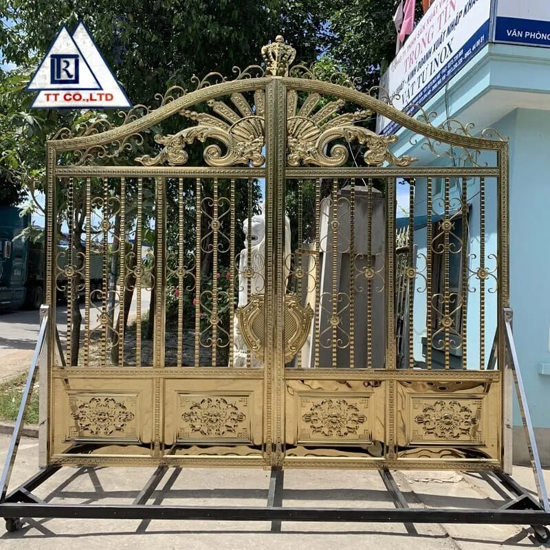 Mẫu cổng inox 4 cánh màu vàng sang trọng