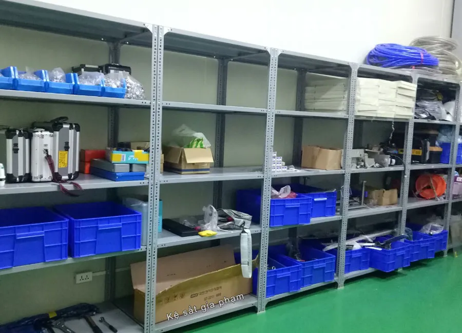 Kệ sắt v lỗ đa năng trong kho gia đình