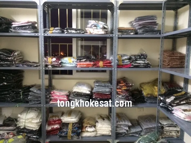 Cận cảnh cấu tạo thanh sắt V lỗ với các lỗ đục đều