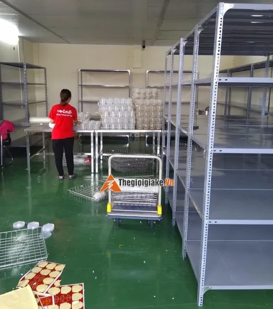 kệ sắt v lỗ chứa hàng thực phẩm