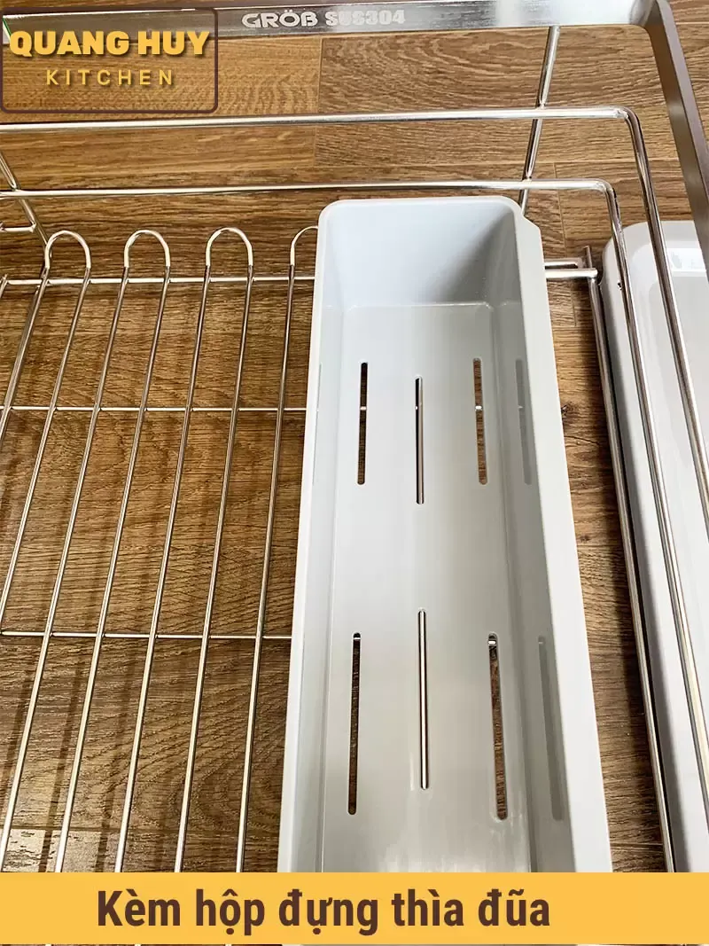 Đi kèm với kệ úp chén còn có hộp đựng thìa đũa bằng nhựa. Cài dễ dàng vào kệ úp chén