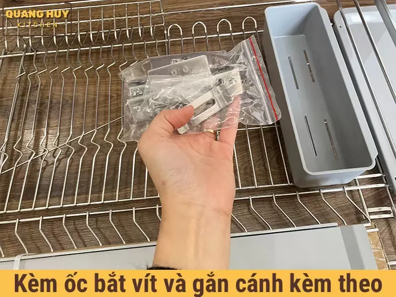 Có ốc bắt vít và gắn cánh kèm theo để bạn có thể lắp âm tủ hoặc gắn cánh tuỳ nhu cầu