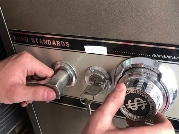 Minh họa két sắt điện tử có khóa số