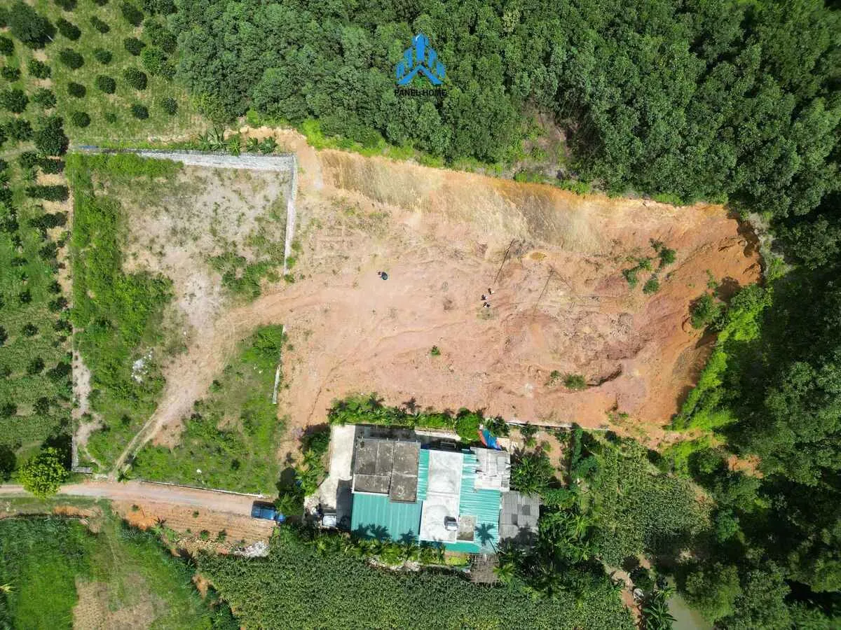 Đội ngũ kỹ thuật tiến hành khảo sát và đo đạc mặt bằng trước khi thi công nhà khung thép