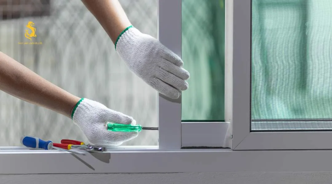 Nên kiểm tra ngay khi thấy cửa có dấu hiệu kêu lạch cạch khi đẩy cửa