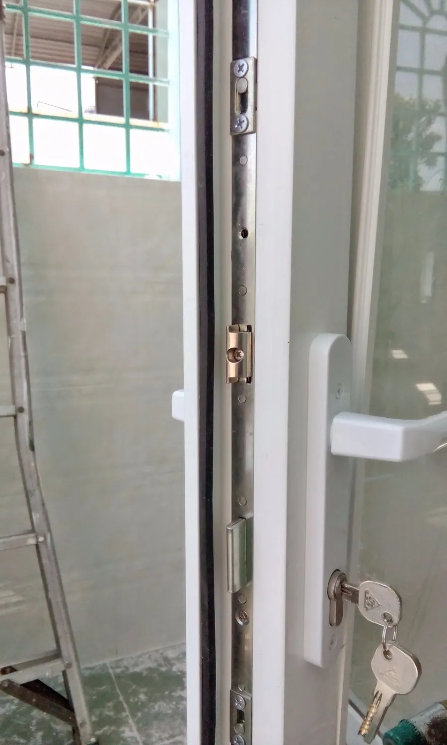 Khóa tay gạt đa điểm lẫy gà cho cửa nhựa lõi thép