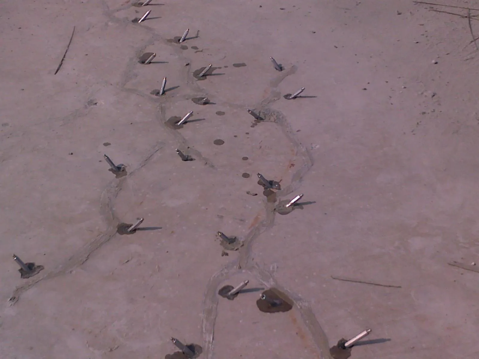 khoan đưa kim bơm keo vào lỗ khoan