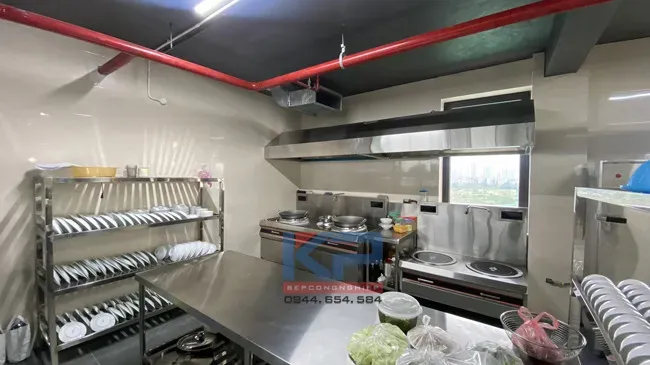 Khu bếp nấu hiện đại với hệ thống bếp điện từ trong bếp ăn công nghiệp tại Hà Nội