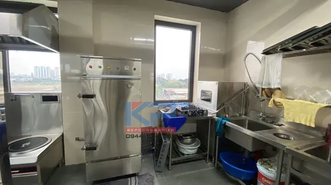Khu rửa sơ chế và khu rửa bát trong bếp ăn công nghiệp tại Hà Nội