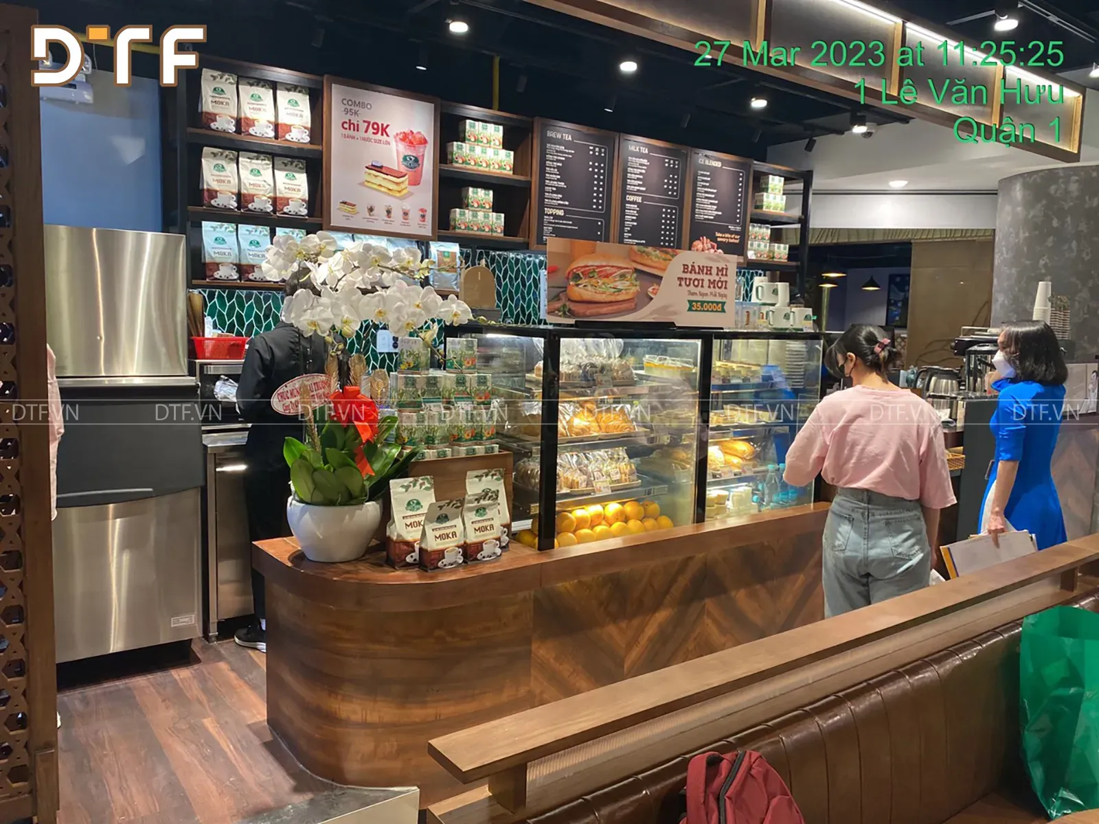 Khu vực quầy bar trung tâm được thiết kế ấn tượng của Phúc Long MPlaza Hồ Chí Minh