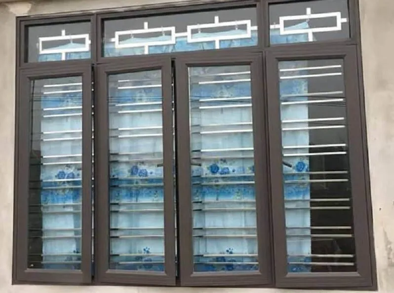 11.Khung cửa sổ kết hợp với cửa gỗ