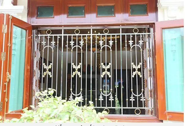 16.Khung cửa sổ hoa văn phong cách cổ điển