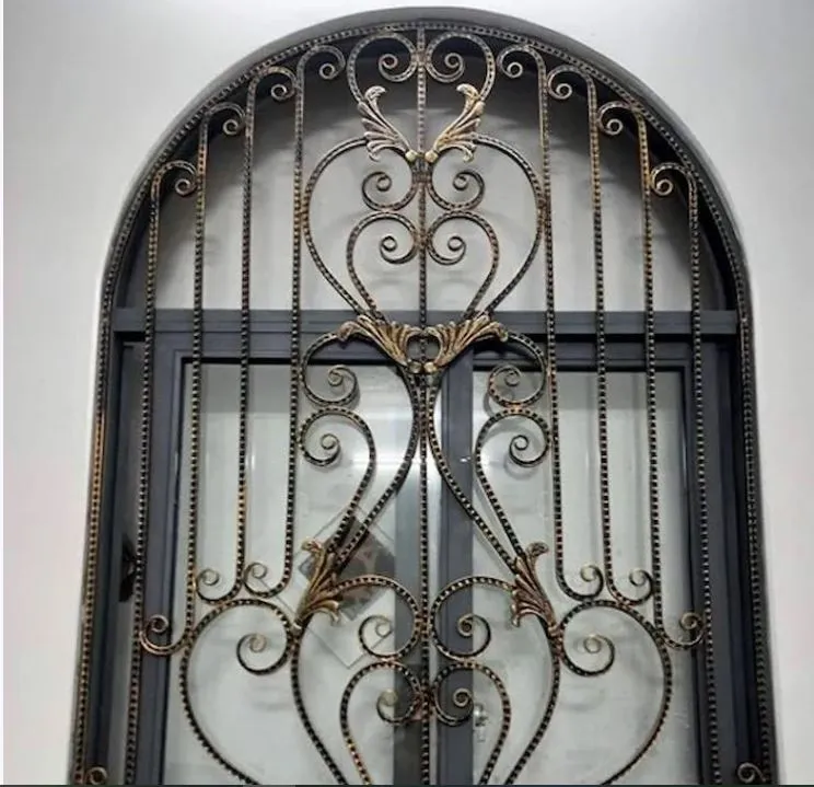 7.Mẫu cửa sổ mạ vàng mang phong cách cổ điển