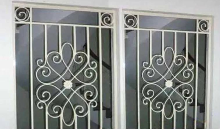 8.Mẫu khung cửa sổ inox kết hợp hoa sen