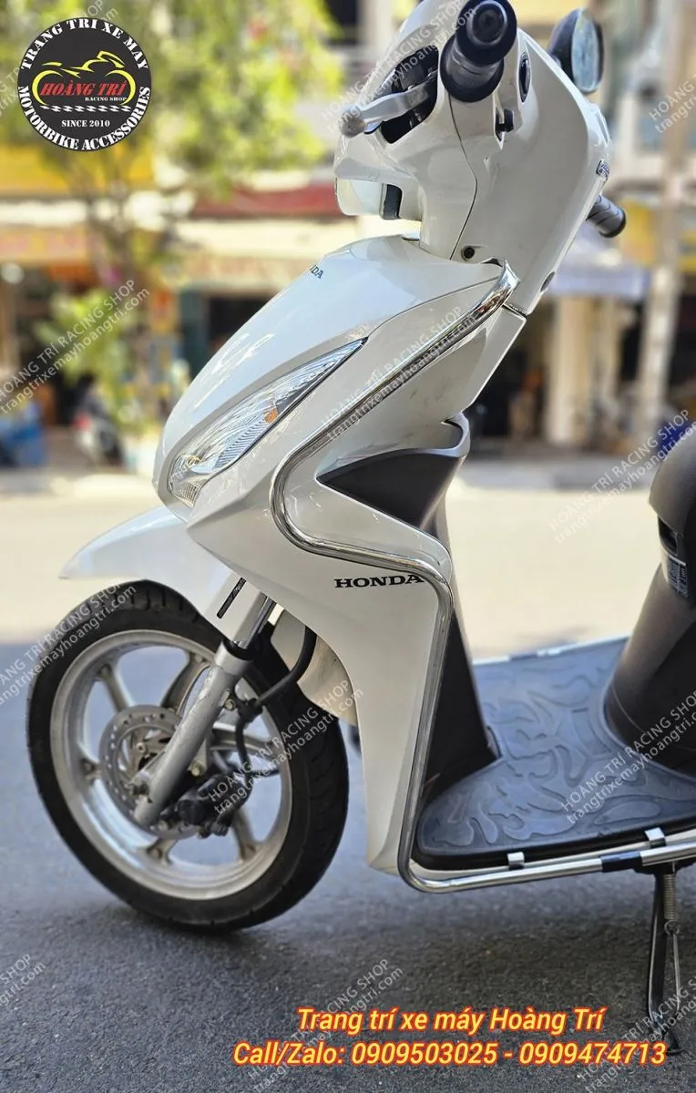 Xe màu trắng trang bị bộ khung inox giúp nâng tông cho xe