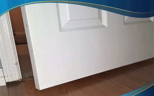 Kiểm tra khoảng cách cửa với sàn tại hai đầu cửa có bằng nhau hay không