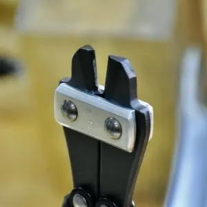 Mũi kìm cắt hàng rào kẽm gai được làm nhỏ, dễ lách vào không gian hẹp. MCF-200 - MCC Sản xuất tại Nhật