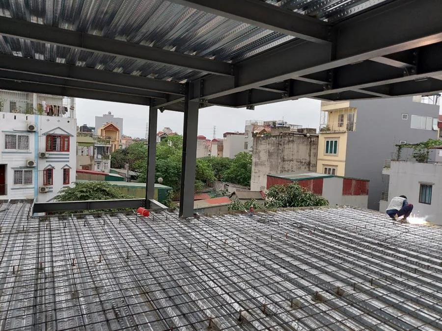 Thợ Linh Anh đang thi công sàn deck