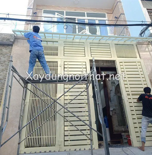 Thợ lắp đặt cửa cổng sắt hộp cho nhà phố
