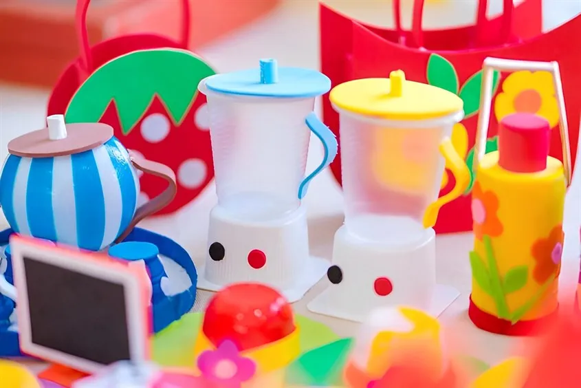 Đồ chơi từ hộp sữa bột và chai nhựa