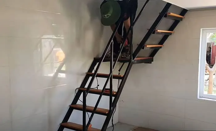 Làm hoàn thiện mẫu cầu thang sắt ốp bậc gỗ cho gia đình