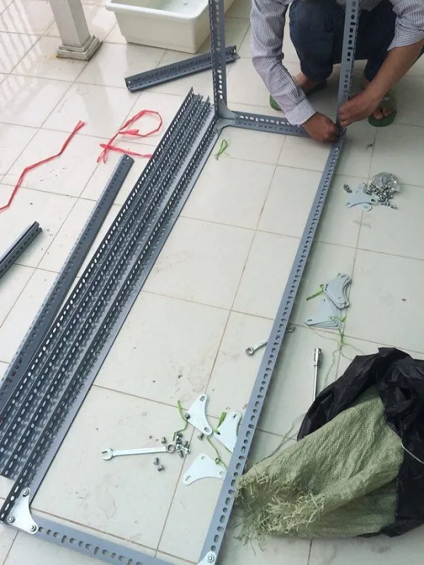 Lắp ráp tầng dưới cùng của kệ sắt V lỗ để tạo sự ổn định