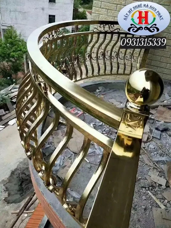 Lan can ban công sắt mỹ thuật với hoa văn tinh tế